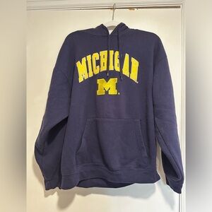 Unisex Sz: Large University of Michigan Wolverine’s Embroidered Logo hoodie.